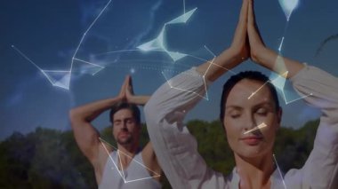 Kadın ve erkek ormanda avuçlarını bastırıyor. Çizgiler oluşturuyor ve gövdelerin etrafında küre beliriyor. Ruhani, farkındalık, meditasyon, dijital, birbirine bağlı, uyum, sükunet