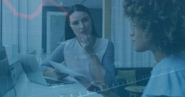 Mali danışman dinleme raporu, mali verileri analiz ederken kırmızı grafik örtüşmesine neden oluyor. Şirket, takım çalışması, analitik, profesyonel, işbirliği, veri, modern