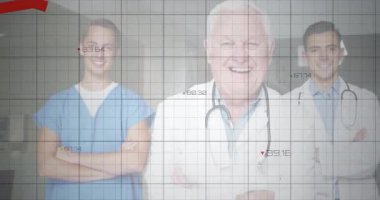 Klinikte duran tıbbi ekip, şebeke örtüşmesi azalıyor ve kırmızı grafikler azalıyor. Sağlık analitikleri, veri görselleştirme, tıbbi araştırma, klinik analiz, profesyonel takım çalışması, teşhis araçları, sağlık teknolojisi