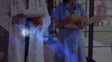 Doktor ve hemşire, tıbbi analizi yöneten altıgen ızgarayı çalıştıran dosyaları çeviriyorlar. Sağlık, profesyonellik, yenilik, takım çalışması, teknoloji, modern, iletişim