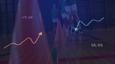 Izgara görünümlü sporcu hareketli grafikler performansı izlerken matkap dokuma konileri yapıyor. Sporcular, takım çalışması, çeviklik, performans, fitness, hareket, spor giyim