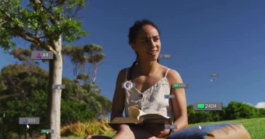 Tepeden bakan kadın yorum baloncukları, takip rozetleri, etrafında yükselen ikonlar gibi yorumlar yapıyor. Doğa, rahatlama, farkındalık, açık hava, eğlence, teknoloji, sosyal medya