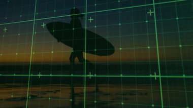 Yeşil teknoloji şebekesi, okyanusu tarayan ve dalgalar için sörf yapan dişi sörfçüyü başlatıyor. Gelecek, teknoloji, kıyı şeridi, macera, siluet, su, yansıtıcı