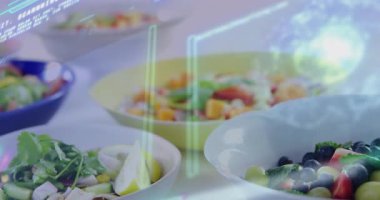 Dijital arayüz salata kaseleri üzerine sürükleniyor nabız çizgileri solmadan önce yeşillikleri parlaklaştırıyor. Modern, minimalist, enerjik, teknoloji, taze, sağlıklı, temiz