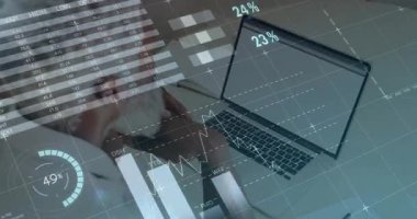 Müdür kahveyi yudumlarken dizüstü bilgisayardaki finans verilerini takip ediyor ve dünya haritası gelişiyor. Şirket, profesyonel, analitik, dijital, finans, iş, teknoloji