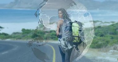 Sahil yolunda yürüyen yürüyüşçü, geçen araçlara doğru otostop yaparak 3 boyutlu bir küre tespit etti. Macera, keşif, yolculuk, vahşi doğa, açık hava, seyahat, manzara