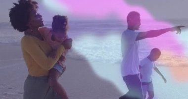 Baba döner ve işaret eder. Aile sahilde turizm için pusula ile yürür. Aile, sahil, sahil, macera, bağlantı, keşif, huzur