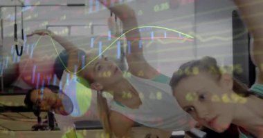 Pilates eğitmeni, reformcuların kolunu kaldırıyor, diğerleri yan esnemeye katılıyor, piyasa çizelgeleri canlandırılıyor. Spor, grup egzersizi, sağlık, kaporta, uyum, stüdyo, esneklik