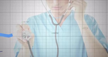 Doktor telefon ve steteskop tutuyor. Renkli çizelgelerle örtüşüyor. Zirve yapıp dibe vuruyor. Tıbbi, sağlık, analiz, veri, teknoloji, profesyonel, teşhis