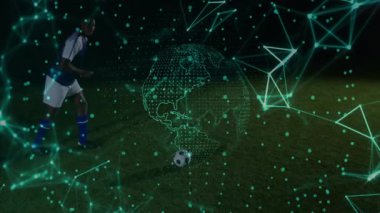 Futbolcu topa hafifçe vuruyor ve ışıldayan dünya kaplamasına neden oluyor. Sonra da spor programı için topa vuruyor. Sporcu, dijital, teknoloji, yenilik, fütüristik, açık hava, hareket