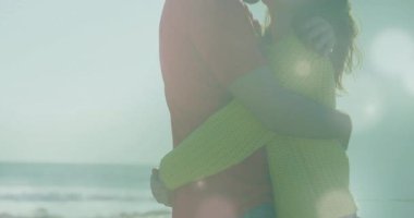 Güneş banyosu başlangıç kucaklaşması, merceklerle öpüşen çift hayat tarzı romantizmini vurguluyor. Romantizm, samimiyet, huzur, şefkat, bağlantı, boş zaman, manzara