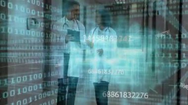 Erkek doktor tableti tıklatıyor ve kadın doktor hasta verilerini analiz edip holografik ızgarayı çalıştırıyor. Sağlık, yenilik, teknoloji, tanı, işbirliği, fütüristik, biyomedikal