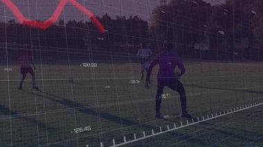 Kaleci, şebeke çizelgesi dalgalanırken saldırganı takip ediyor. Analiz için dalış yapan topu yakalıyor. Atletik, taktik, dinamik, eğitim, performans, açık hava, rekabetçi