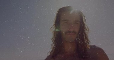 İçerik pazarlamacısı, parlayan güneşin altında ışıldayan bir kaplama ve mercek patlaması kaydediyor. Güneş ışığı, ışık, parıltı, parıltı, açık hava, sinematik, karamsar, doğal