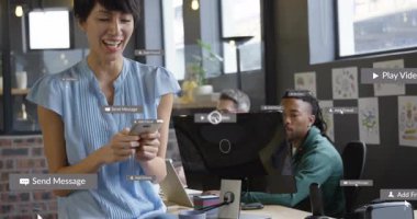 Ofis masasında akıllı telefonları dinleyip mesaj gönderen ve sohbet simgeleriyle klip oynayan bir kadın. Teknoloji, işbirliği, dijital, modern, iletişim, çalışma alanı, yenilik