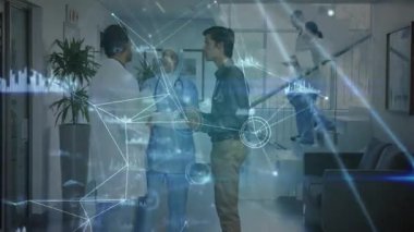 Kıdemli doktor hemşire olarak tablete işaret ediyor ve hasta görüşleri için kaplamayı analiz ediyor. Sağlık, işbirliği, yenilik, teknoloji, takım çalışması, tanı, profesyonellik