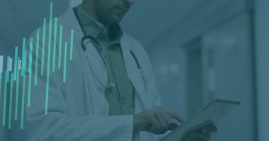 Hastane koridorundaki tableti tıkırdatan hekim hasta veri incelemesi için tıbbi dalga formunu genişletiyor. Tıbbi, sağlık, teknoloji, tanı, analiz, dijital, klinik