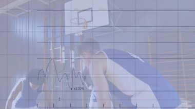 Basketbolcular spor salonunda tahtalara geçiyorlar. Veri örtüşmesi, şınav çekmede rehberlik ediyor. Sporcular, fitness, spor, eğitim, takım çalışması, performans, dijital