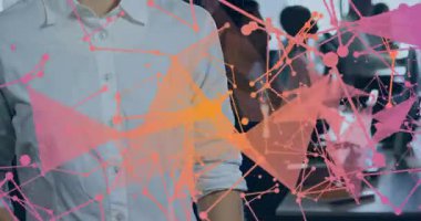 İş yerinde kollarını kavuşturan bir kadın tişörtte süzülen şekiller kendine güvenini gösteriyor. Teknoloji, yenilik, işbirliği, profesyonellik, dijital, fütürizm, üretkenlik