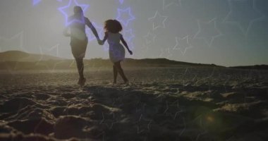 Sahilde el ele yürüyen ve teknoloji kullanarak gün batımına doğru koşan çift. Romantik, bağlantı, dinginlik, fantezi, dijital, soyut, yolculuk