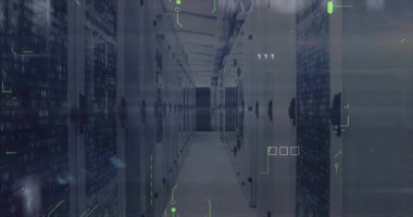 Askı kenarlarından başlatılan yeşil devre desenleri X 'e yakınlaşıyor ve veri akışını göstermek için çözülüyor. Teknoloji, veri, siber güvenlik, dijital, fütüristik, ağ, yenilik