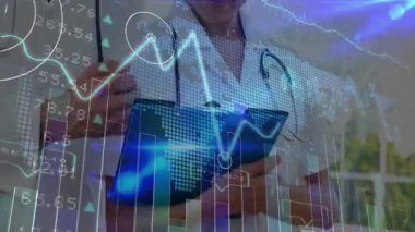 Kadın doktor tableti tıkırdatıyor. Meslektaşı gülümserken sağlık verilerini inceliyor. Tıbbi, işbirliği, teknoloji, sağlık, profesyonel, geleceksel, tanı