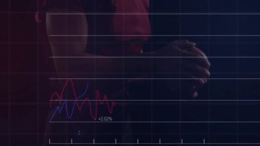 Spor analitik kaldırma miğferini tasvir eden çizgiler ve çubuklar olarak topu elinde tutan bir sporcu. Spor, veri, analitik, performans, teknoloji, güç, görselleştirme