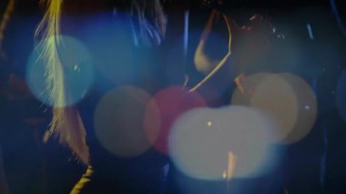 Mikrofon çalan, mikrofon çalan, Bokeh ışıkları altında konser akorları çalan bir gitarist. Performans, müzikal, sahne, eğlence, uyum, mekan, canlı