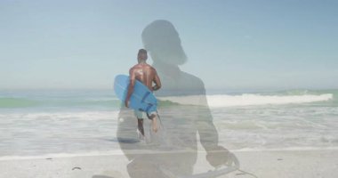 Çapraz soluklaşan bisikletçi spor pazarlaması için sörf yapan üstsüz sörfçüye dönüşüyor. Macera, boş zaman, atletik, açık hava, canlı, dinamik, kıyı