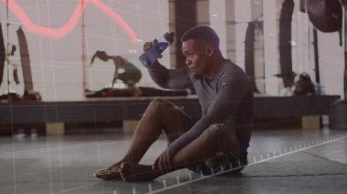 Fitness seansında bacak kaslarını geren, mavi şişeyi kapan ve alnından dökülen sıvı ile su içen bir adam. Atletik, sağlıklı, hidrasyon, eğitim, güç, dayanıklılık, motivasyon