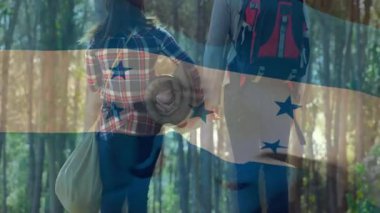 Yürüyen çam patikası, Honduras bayrağıyla kamp için paspası açıp duruyor. Macera, keşif, açık hava, doğa, takım çalışması, canlılık, vahşi doğa.