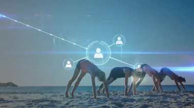 Fitness için plajda aşağı doğru köpek rolü yapan dört kadın, ikon ve yumurtlama ağı grafiği alıyorlar. Fitness, sağlık, farkındalık, bağlantı, dijital ağ, açık hava aktivitesi, dinginlik