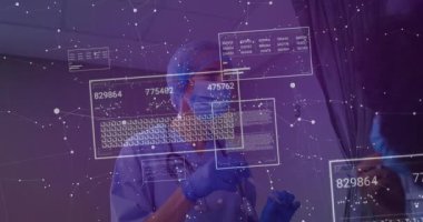 Sağlık çalışanı muayene kabininden burun çubuğu alıp test için sayısal veri panelleri üretiyor. Tıbbi, tanı, teknoloji, klinik, laboratuvar, analiz, tedavi