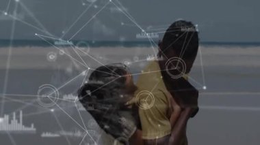 Akıllı telefon görüşünden sonra kumsalda kucaklaşan bir çift, görselleştirme için veri ağını etkinleştiriyor. Romantik, bağlantı, dinginlik, fütüristik, iletişim, boş zaman, manzara