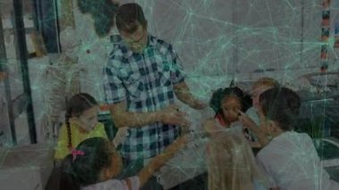 Öğretmenler laboratuara girerken hareket eden öğrencilere plastik kemikleri göstererek iskelete eşleştiriyorlar. Eğitim, işbirliği, sınıf, keşif, bilimsel, etkileşimli, canlı