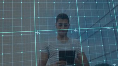 Teknoloji kullanan, tableti kaldıran ve tıkırdatan bir adam soluyor, kayıyor, uzaysal verileri güncelliyor. Gelecekçi, yenilikçi, arayüz, kentsel, dijital, bağlantı, teknoloji