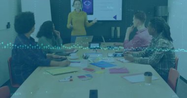 Sunucu, iş toplantılarında önemli noktalar üzerinden malzeme düzenleme ekibini tanıtıyor. İşbirliği, profesyonel iletişim, tartışma, beyin fırtınası, takım çalışması, liderlik