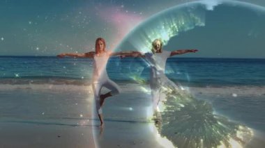 Yoga partnerleri plajda çıplak ayakla ağırlık değiştirip refah için dönen toprak küresini oluştururlar. Sakin, ahenk, farkındalık, dinginlik, enerjik, manzaralı, ekolojik