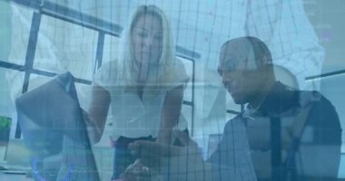 Kadın ofise giriyor, dizüstü bilgisayara bakıyor animasyon çizelgelerini inceliyor, adam başını sallıyor. İşbirliği, takım çalışması, yenilik, dijital, modern, analitik, iletişim