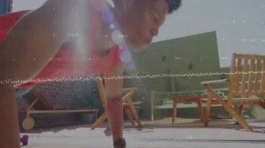 Fitness meraklısı, güneş ışığı altında gövdesini teras paspasına indirerek şınav çekmeye başlıyor. Açık hava, atletik, güç, kararlılık, sağlık, eğitim, minimalizm