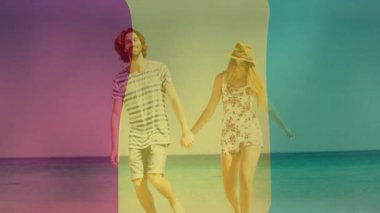 Renkli bantların yer değiştirdiğini gösteren bir seyahat reklamı. Sahilde el ele tutuşan çiftleri gösteriyor. Romantizm, sahil, gün doğumu, dinginlik, keşif, macera, uyum.