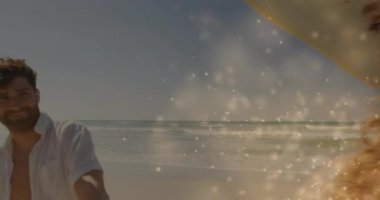 Kameralar gülümseyen kadından kumlu sahil seyahatindeki gülen adama pazarlama kıvılcımları yayıyor. Romantizm, tropikal, boş zaman, dinginlik, cazibe, yaşam tarzı, günbatımı