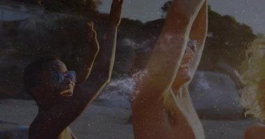 Erkek ve kadın gün batımını fark ediyor, kollarını kaldırıyor, hareketli lenslerle tezahürat yapıyor, yıldız alanı seyahat reklamı yapıyor. Macera, yoldaşlık, açık hava, eğlence, coşku, kutlama, arkadaşlık.