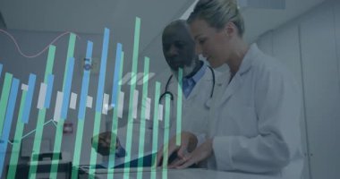 Tıp doktorları, hasta verilerini inceleyen grafikleri canlandıran dizin sayfalarını gösteriyorlar. Klinik, işbirliği, veri, profesyonel, teşhis, takım çalışması, kuruluş