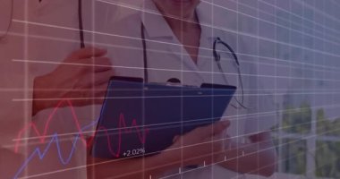 Doktor pano notlarını incelerken meslektaşı da tıbbi tablolara büyüme gösteriyor. Tıbbi, işbirliği, teknoloji, analitik, profesyonellik, yenilik, sağlık