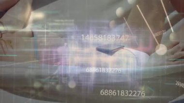 Kadın akıllı telefonu dinlenme odasına yerleştiriyor ve teknik veri görselleştirmesi yaparken havuz kenarına yaslanıyor. Rahatlama, rahatlama, yaşam tarzı, modern, dijital, sükunet, tatil