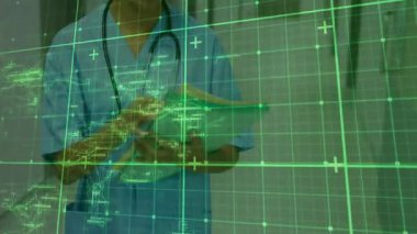 Tıbbi uzman tıbbı tıklaması tableti ve hasta incelemesi için yeşil holografik veri şebekesini gösteriyor. Holografi, sağlık hizmeti, fütüristik, teknoloji, analiz, yenilik, tıbbi