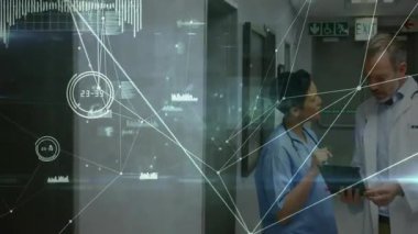 Tıp koğuşunda hemşire jesti tableti, veri incelemesi için dijital grafik olarak çalışan doktor. İşbirliği, sağlık, teknoloji, profesyonellik, teşhis, iletişim, yenilik