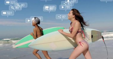 İki kadın plajda koşuyor ve sosyal medya simgeleri kıvılcımlar saçıyor. Macera, arkadaşlık, açık hava, fitness, canlı, yaşam tarzı, dijital