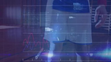 Basketbolcunun analitik olarak topu döndürdüğü kamera grafiğini geri çekiyor. Sporcu, spor, dijital, modern, eğitim, performans, teknoloji